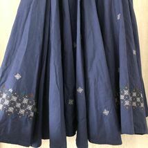 (k) Haat ISSEY MIYAKE イッセイミヤケ フラワー刺繍 スカート サイズ2 青 ブルー インド綿 コットン_画像6