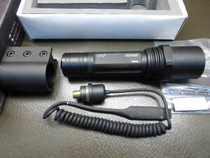 UTG Tactical Xenon Flashlight w/ Switch and Mount タクティカル フラッシュライト リモートスイッチ 装備 20㎜幅レール対応 実銃用 