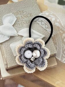 ハンドメイド毛糸で編んだ　大きなお花ヘアゴム