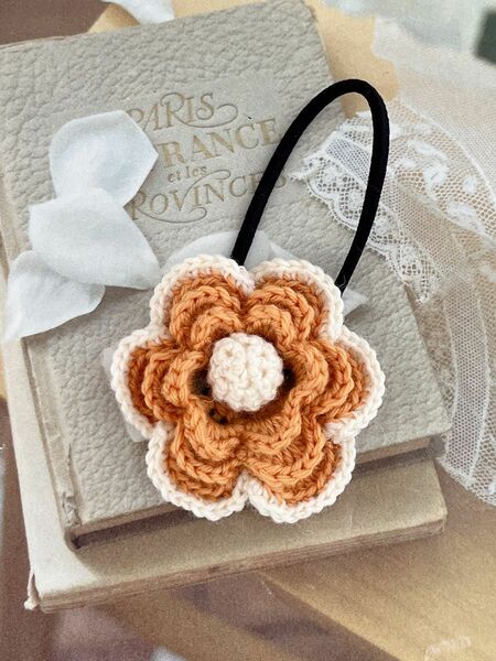ハンドメイド毛糸で編んだ　大きなお花ヘアゴム