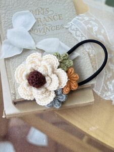 ハンドメイド毛糸で編んだ　お花いっぱいヘアゴム