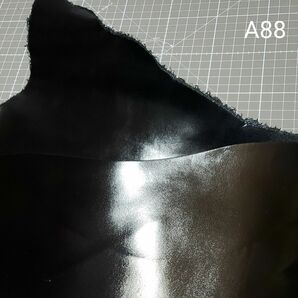 A‐88　牛革　コンビヌメ　艶スムース　ダークネイビー　ほぼブラック　厚さ約 1.7mm 2枚はぎれ