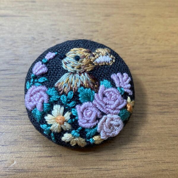 ウサギさん手刺繍ブローチ