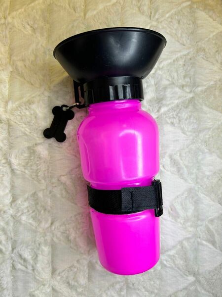 【新品未使用】ポータブル犬用　給水器　500ml ペット　お散歩　ピンク 水筒