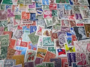 ★使用済　外国切手　小型・中型色々 　約３００枚