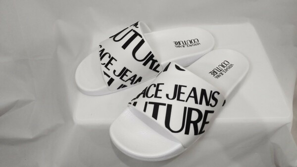 【最終セール中】 VERSACE JEANS COUTURE ヴェルサーチジーンズクチュール サンダル ホワイト 25.0cm