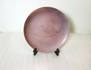 銅製　飾り皿　『在銘』　八?會　直径約17.5cm 　皿立付　飾皿　ミニ皿　銅製置物　置物