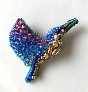 ＊18＊　羽ばたく　カワセミ　ブローチ　ビーズ刺繍　野鳥　青い鳥　ハンドメイド　美しい鳥　水辺の宝石　空飛ぶ宝石　キラキラ　翡翠