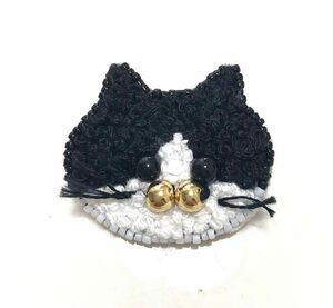 ＊22＊　ネコ　ブローチ　ビーズ刺繍　ハンドメイド　ハチワレ　動物　アニマル　キャット　刺繍　もこもこ　にゃんこ　白黒猫