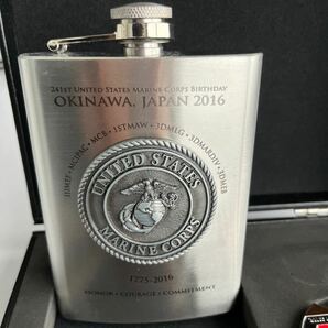 沖縄米軍 アメリカ海兵隊 241年誕生祝化粧箱入り記念品 ウイスキースキットルとマグネット付き栓抜きの画像5