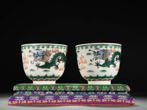 【瓏】陶磁器 五彩双龍戲珠紋杯一対 清代 乾隆年製 染付 置物擺件 古賞物 中国古美術 蔵出