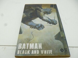 X432-N38-239 BATMAN BLACK AND WHITE Batman черный & белый DC SUPER COMICS комиксы Shogakukan Inc. production текущее состояние товар ③