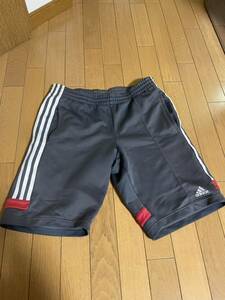 人気！adidas(アディダス)グレーカラーデザイン　ハーフパンツ