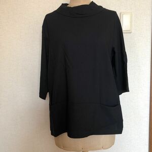 CRESCENTの黒の7分袖Tシャツ