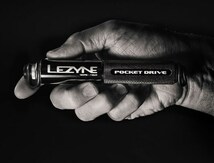 ■LEZYNE レザイン Pocket Drive ポケットドライブ 携帯ポンプ ブラック 少ない力で Max 160psi/11bar 全長150mm ネコポス発送可_画像2