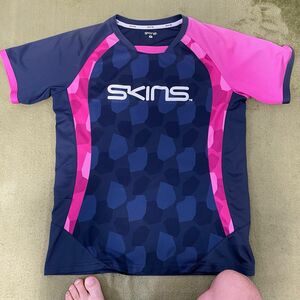 SKINS スキンズ Ｔシャツ メンズMサイズ グレー×ネイビー×ピンク スウェットにもよく合います！