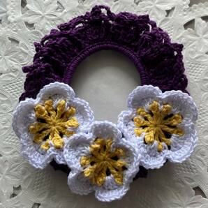 ♪Handmade♪レース編♪和の花ウメ付きシュシュ 外径約12cm 内径約5.5cm 花の直径約5cm♪の画像1