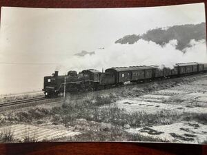 昭和鉄道写真：羽越本線の海岸付近を行くC57(103[新津]?)牽引荷物列車。1970年頃撮影。7×10.5㎝。