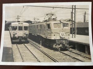 昭和鉄道写真：東海道本線横浜駅停車中のEF58 64[東京]牽引下り特急「はと」と上り準急「新東海」。昭和35年5月22日撮影。7.7×11.2㎝。