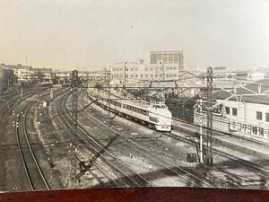 昭和鉄道写真：東海道本線田町付近を走行中の下り特急「第二こだま」大阪行(東京16時発)。昭和34年撮影。11.7×16.3㎝。