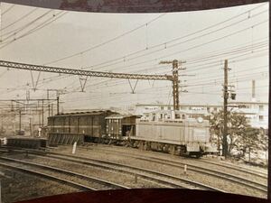 昭和鉄道写真：東海道本線汐留駅で貨物を入換中のDD 13(浜松町駅付近)。昭和34年撮影。11.2×16㎝。