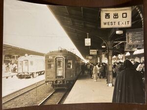 昭和鉄道写真：大阪駅6番線ホームに停車する西明石行き電車。昭和34年1月4日撮影。11.6×16㎝。