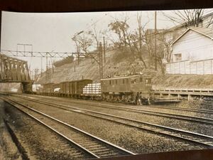 昭和鉄道写真：東海道本線品川御殿山付近走行中のEF15牽引下り貨物列車。昭和34年頃撮影。11×16㎝。