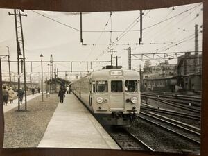 昭和鉄道写真：東京.品川駅停車中の153形上り準急「東海」。昭和34年4月撮影。11.5×16.0㎝。