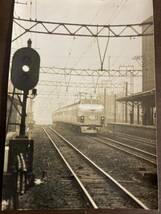 昭和鉄道写真：東海道本線大井町駅を走行する上り特急「第一こだま」。昭和34年撮影。15.7×10.6㎝。_画像1