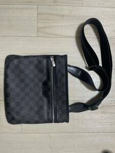 LOUIS VUITTON メンズ　トマス　ダミエグラフィット　ショルダーバッグ　黒