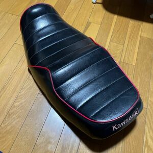 カワサキ　ZRX400 タックロールシート　赤ステッチ　Kawasakiロゴ刺繍　黒　赤