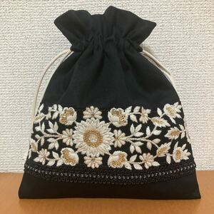 ハンドメイド 巾着袋 インド刺繍リボン マチなし　黒　花