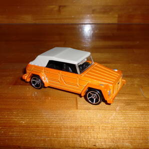 トミカサイズのミニカー。ホットウィール ワーゲン シング VW THING。タイプ181。空冷。オレンジ色、幌ベージュ。送料220円の画像2