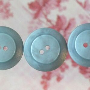 即決 美品 プラスチックボタン 3個 φ13.5mm ブルー 水色 花 素材 材料 ハンドメイドパーツ フランス輸入の画像3