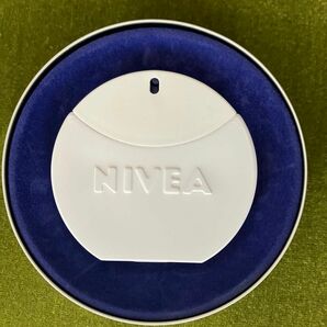 ニベア　香水　NIVEA 缶入り