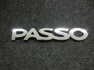 c1426【エンブレム】トヨタ純正◆中古品◆パッソ『PASSO』◆約2.5㎝×約16㎝◆75442-B1130