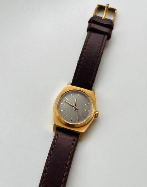 【電池新品の美品】NIXONのSMALL TIME TELLER レザーベルト！