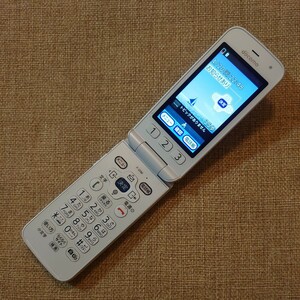 F-01M docomo サブ、メイン画面に購入時のフィルム貼ったまま