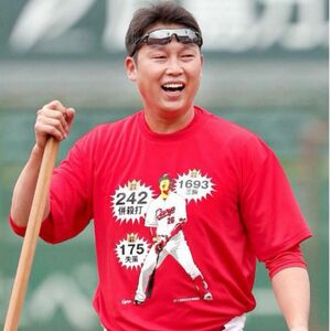 広島東洋カープ　CARP 新井貴浩 引退記念 栄光の新井さんTシャツ 新井監督