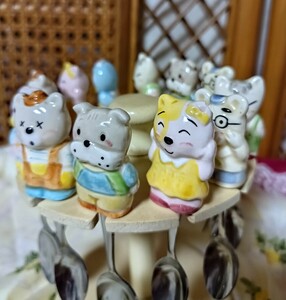 [ spoon & Fork & chopsticks put ] animal .* large amount together * animal tableware 