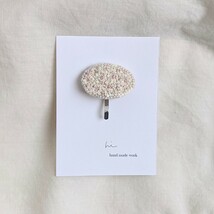 hi　ハンドメイド　刺繍　ポニーフック　ヘアアクセ　ヘアアクセサリー　つぶつぶ刺繍　白系　楕円形_画像1