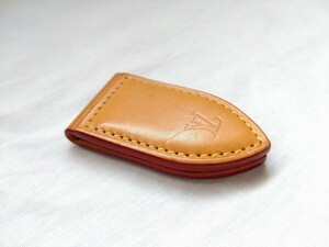 上品なマネークリップ　Louis Vuitton ルイヴィトン　ルイヴィトン名品　パンス・ア・ビエ　マネークリップ　ヌメ革製