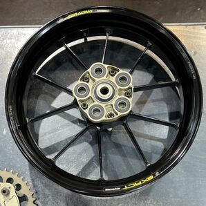 アドバンテージ製 イグザクトR１０ マグ MC２１用 ３．０-４．５J NSR２５０R 中古 ISA４０Tスプロケ 前後ホイール１セット売の画像8