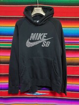 NIKE SB ナイキ エスビー ロゴ サファリ プリント スウェットパーカー 新品 未使用 XLサイズ ブラック プルオーバー_画像2