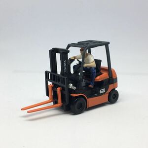 1/64 フォークリフトを運転する男性　ジュン 風 トミカサイズ シャコタンブギ トイズキャビン