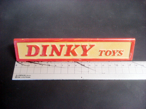 ○Dinky Toys ディンキー店舗用　金属製三角型のサイン　オリジナルペイント