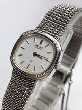 T947 美品 SEIKO/セイコー 2320-5200 クォーツ シルバー SS スクエア型 レディース腕時計 電池交換済_画像4