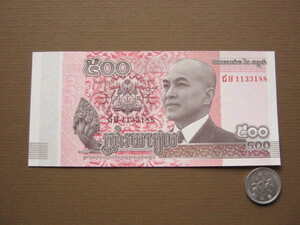 カンボジア　5００リエル紙幣　ピン札(日本国旗入り）