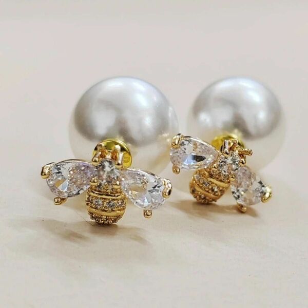 パールキャッチピアス 蜂モチーフ　Bee enfold todayful等