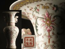 【流】中国美術 乾隆年製 十錦花瓶 高29.7cm 箱付 KU120_画像1